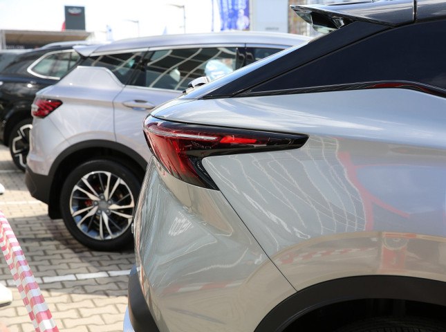 Продажи новых легковых автомобилей в России в апреле 2025 года Согласно данным агентства «АВТОСТАТ», по итогам апреля в нашей стране было реализовано 102 107 новых легковых машин, что на 25,5% меньше, чем в том же месяце прошлого года. Подробнее на сайте autostat.ru