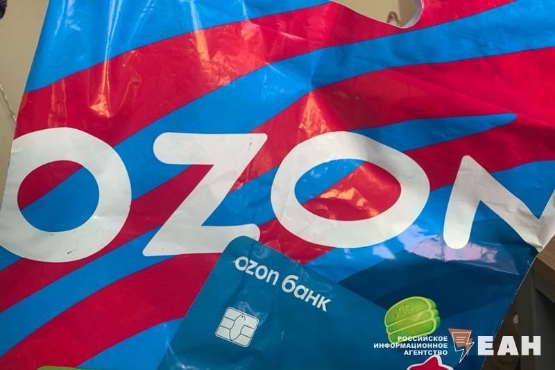 Челябинск показывает устойчивый рост интернет торговли перед черной пятницей В одну группу со столицей Южного Урала включены Казань Уфа и Омск В преддверии акции Черная пятница которая будет проходить 28 ноября магазины активно затоваривают склады электроникой парфюмерией товарами для животных и автомобилей Управляющий партнер агентства ВМТ Консалт Екатерина Косарева заявила Известиям что в черную пятницу значительный прирост продаж обеспечивается прежде всего интенсивными рекламными кампаниями и эффектом массового ожидания а не снижением отпускных цен В большинстве случаев дисконты оказываются номинальными Распространенная технология предварительное повышение цен за несколько недель до акции после чего объявляется скидка в 30 50 Формально цена действительно снижается относительно пикового значения но по отношению к реальной среднерыночной стоимости товара она остается прежней или меняется лишь незначительно Подписаться на канал ЕАН Челябинск