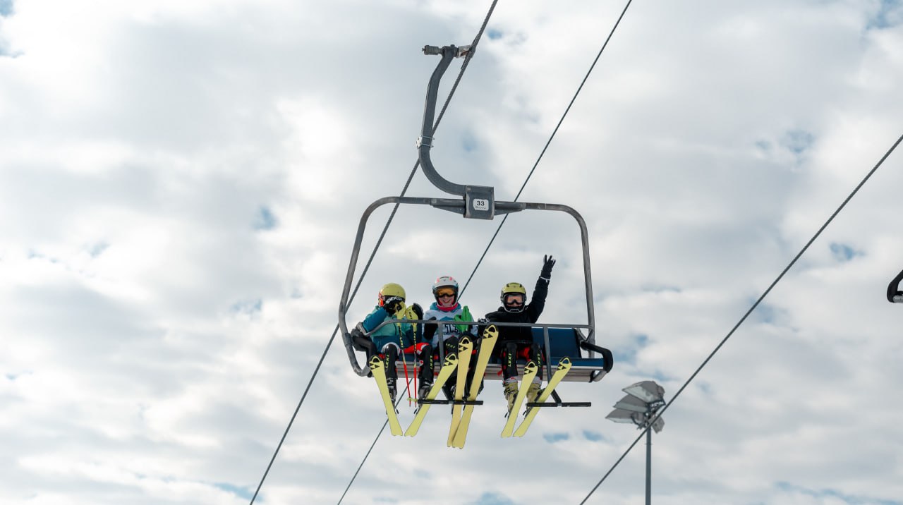 Дождались открытия сезона Свияжские холмы отказываются от банкротства Многомиллионные претензии налоговой не остановили Свияжские холмы курорт 1 в Татарстане начал зимний сезон Старт работы позволил оператору АО ГСОК Казань отложить разбирательство о своем банкротстве Юристы компании подконтрольной Равилю Зиганшину заявляют что теперь появятся средства для погашения оставшихся долгов При этом УФНС подало иск о банкротстве ООО Свияга собственника имущества комплекса а приставы арестовали четыре гостевых дома Подробнее в материале KazanFirst в бот