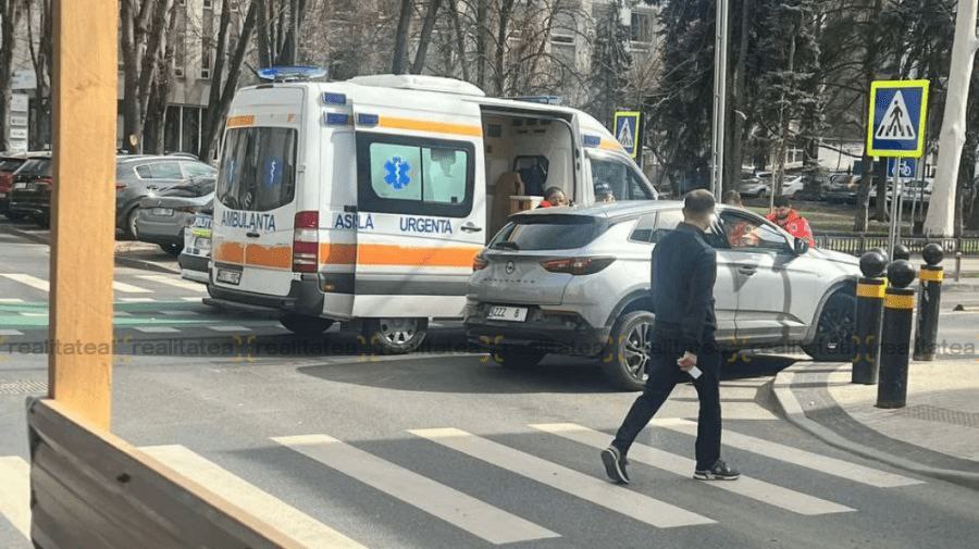 В центре Кишинёва произошло ДТП с участием машины скорой помощи.   Авария произошла сегодня утром на пересечении улиц 31 Августа и Сфатул Цэрий.   По данным полиции, скорая помощь столкнулась с автомобилем Opel.    Правоохранителям предстоит выясняет все обстоятельства происшествия.