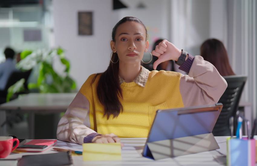 Большинство представителей поколения Z не видят себя в долгосрочной карьере до пенсии Согласно опросу 36 зумеров хотят полностью свободный график и гибкую занятость 32 предпочитают фиксированный объем задач и дедлайны но без жесткой привязки ко времени а 22 выбирают классический формат с закреплением конкретного времени например с 8 00 до 17 00 Лишь 11 готовы работать с утра до ночи но при условии что дело действительно любимое Не планируют работать до пенсионного возраста 54 опрошенных при этом 27 хотят выйти на пенсию до 40 лет И лишь 14 5 допускают работу до 65 если деятельность нравится bisrub