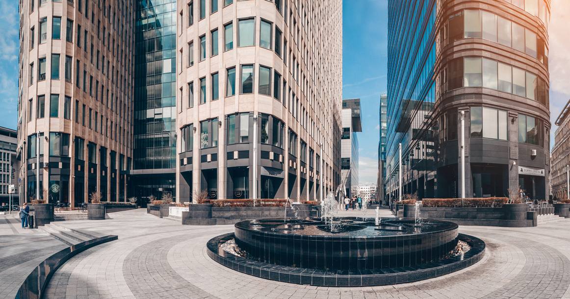 Яндекс договорился с УК Современные фонды недвижимости об аренде 20 тыс кв м в офисном комплексе Белая площадь в районе Белорусского вокзала в центре Москвы Площади понадобились компании для размещения части сотрудников IT холдингу придется ежегодно платить за аренду около 2 млрд руб В Белой площади будет располагаться часть сотрудников холдинга при этом Яндекс после заключения сделки может постепенно наращивать объем занимаемых площадей Вероятно что в ходе переговоров между компаниями была согласована скидка поскольку Яндексу еще понадобится вложить около 2 4 млрд руб в отделку помещений в комплексе Подыскать такой объем площадей на рынке крайне трудно поскольку крупные офисные блоки сейчас представлены либо в строящихся объектах либо в объектах отдаленных от центральных районов Москвы Доля свободных площадей в бизнес центрах российской столицы по итогам 2026 года может незначительно вырасти до 3 5 4 следует из данных консалтинговой компании Ricci С появлением такого крупного арендатора инвестиционная привлекательность Белой площади значительно повышается Пайщики УК СФН могут рассчитывать на доходность выше 20