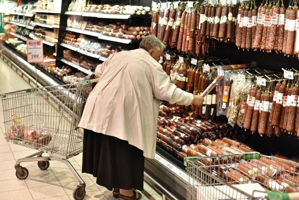 В Иркутской области подписан меморандум о стабилизации цен на продукты питания Правительство Иркутской области местные производители и торговые сети заключили соглашение о контроле цен на ряд продуктов до конца февраля 2026 года Документ подписали представители крупных предприятий включая СХАО Белореченское ООО Иркутский масложиркомбинат АО Ангарская птицефабрика а также торговых сетей Удача Экономия и Командор Производители обязались не повышать отпускные цены на куриные яйца сливочное масло молоко творог замороженную курицу и хлеб Торговые сети в свою очередь ограничат наценку на эти товары до 15 Вопрос на контроле у губернатора Игоря Кобзева Важно что договориться с местными производителями и сетями власти смогли в канун празднования Нового года когда цены на продуктовую корзину традиционно резко идут вверх   Иркутск политический в МАХ   Подпишитесь на Иркутск политический