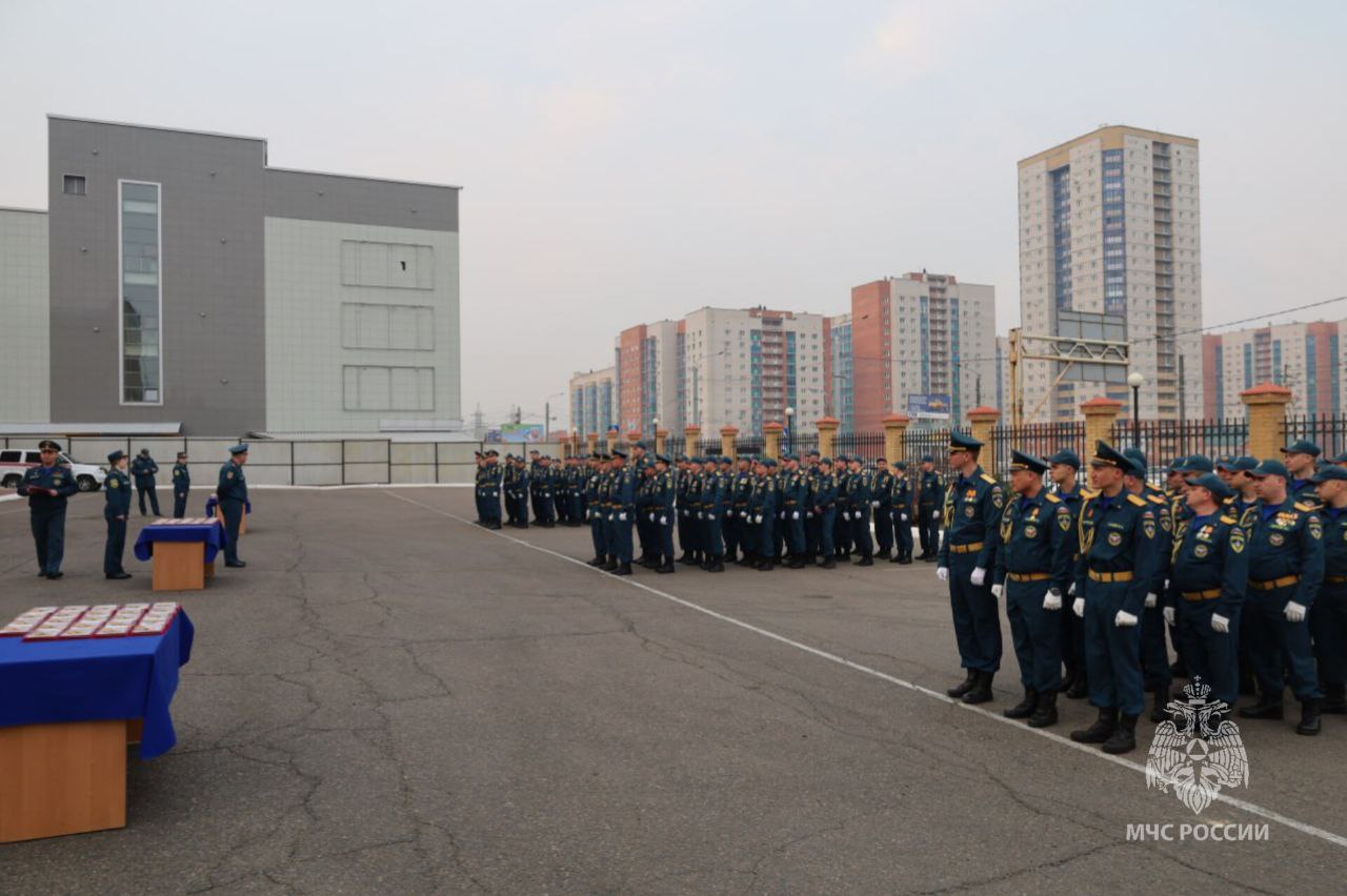 Сегодня 77 огнеборцам МЧС Забайкалья были вручены медали «За участие в военном параде в ознаменование 80-летия Победы в Великой Отечественной войне», утвержденные губернатором Александром Осиповым. Торжественное награждение прошло на территории специализированной пожарно-спасательной части. Сразу после сотрудники чрезвычайного ведомства направились на генеральную репетицию парада Победы, чтобы уже послезавтра, на площади Ленина, своим чеканным шагом и выправкой отдать дань уважения и памяти победителям в Великой Отечественной войне.