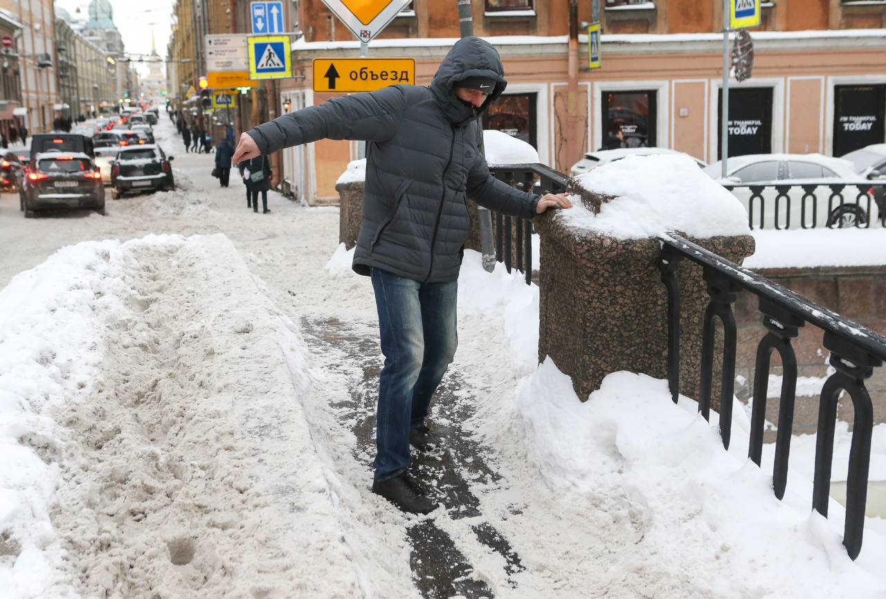 Петербуржцев предупредили о гололедице до утра 25 декабря  В Петербурге объявлен "желтый" уровень опасности в связи с гололедицей на дорогах, сообщили в пресс-службе городской администрации.  Водителей традиционно призвали воздержаться от поездок, а пешеходов — проявлять особую осторожность.  Будьте осторожны!   ФЛЭШ ПИТЕР   ПРЕДЛОЖКА