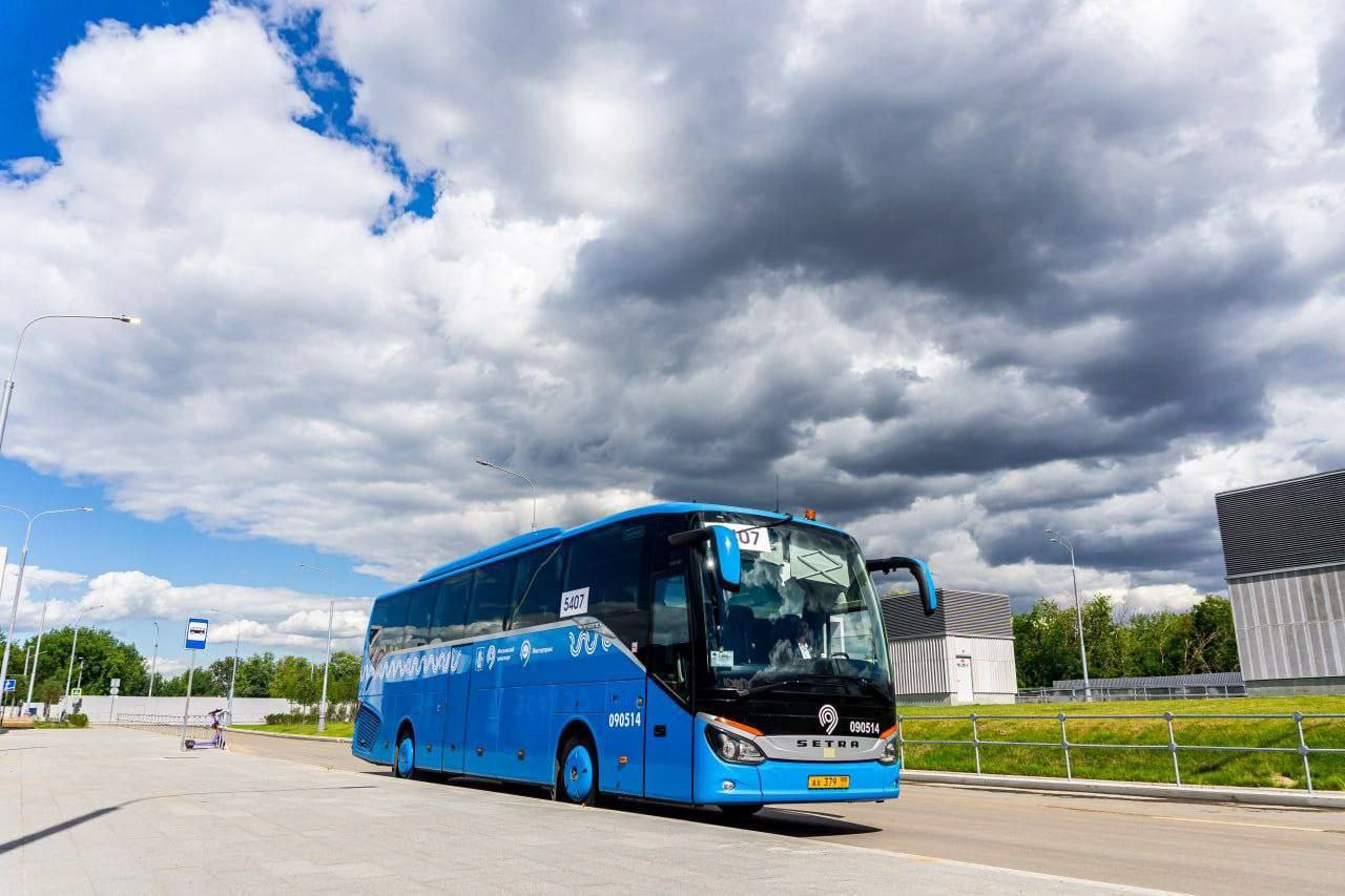 Из Москвы в Геленджик запустят сезонный автобусный маршрут  С 11 июня 2025 года между Москвой и Геленджиком начнет курсировать сезонный автобусный маршрут. Остановки предусмотрены в Краснодаре, Анапе, Новороссийске и Кабардинке.  Продажа билетов на рейс открыта с 20 марта 2025 года. Автобусный маршрут будет работать с 11 июня по 20 сентября ежедневно с отправлением в 10:00.  Стоимость проезда из Москвы до Анапы, Новороссийска, Кабардинки и Геленджика для взрослых составит 6,5 тыс. руб. Для детей в возрасте до 12 лет, которые будут путешествовать на отдельном месте, стоимость билета составит 50% от цены для взрослых. Провоз багажа обойдется в 650 руб.