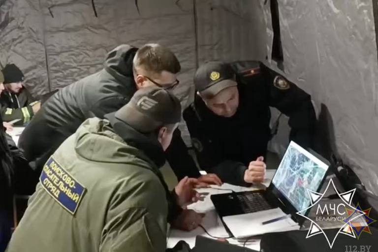 В Минской области в Березинском районе продолжаются поиски пропавшего подростка В субботу 8 ноября утром 14 летний Максим Зенькович уехал на велосипеде и с тех пор о нём ничего неизвестно Поисково спасательные работы ведутся круглосуточно  Пешие группы активно обследуют ближайшие лесные кварталы Уже проверено 1350 гектаров лесного массива в радиусе 20 км от д Карбовское  Квадрокоптеры исследуют торфоразработки в районе д Каменный Борок а также лесные массивы возле д Рубеж д Забродье и д Вьюнок  Осмотрены водоемы и мелиоративные каналы в окрестностях д Каменный Борок д Хватовка д Вязье д Руденка и аг Любушаны Если у вас есть какая либо информация которая может помочь в поисках пожалуйста сообщите об этом в местные органы власти или в службу спасения Ваша помощь может оказаться решающей Фото МЧС Беларуси Подписаться на БелРос Самое интересное о жизни в Союзном государстве