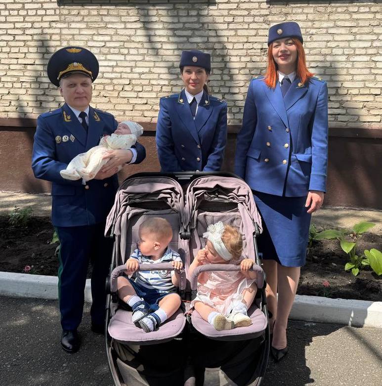 В Международный день защиты детей прокурор республики Глеб Михайлов посетил воспитанников Дома ребенка  Сегодня прокурор республики Глеб Михайлов осуществил визит в ГКУЗ «Луганский Республиканский Дом ребенка в ЛНР», в котором проживают дети-сироты, в том числе нуждающиеся в оказании медицинской помощи.  Глеб Михайлов поздравил детей с праздником, пожелав им успехов в учебе, здоровья и счастья. Дети, в свою очередь, организовали для гостей творческое выступление.  Подробнее -  на сайте прокуратуры ЛНР.
