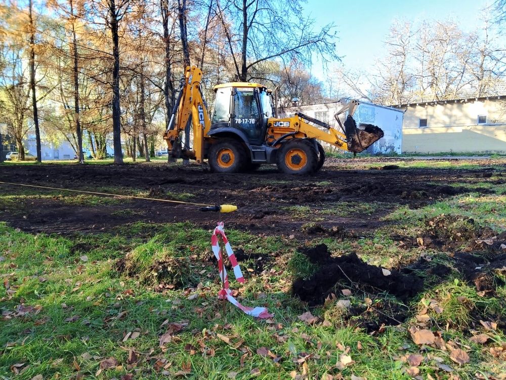 В Гагаринском парке в Кирове обустраивают площадку для выгула собак Сегодня подрядчик начал обустройство площадки для выгула собак в парке им Ю А Гагарина Сейчас специалисты выравнивают участок который позже засыплют песком На площадке установят барьеры для дрессировки питомцев скамейки и урны Территория 400 кв метров будет ограждена по периметру Зеленые насаждения обещают сохранить Заместитель начальника территориального управления по Первомайскому району Алексей Фетисов добавил что площадку обустроят в течение нескольких дней После этого будет определена подрядная организация для создания аналогичного объекта на улице Клубной в мкр Коминтерновский Фото пресс службы администрации г Кирова