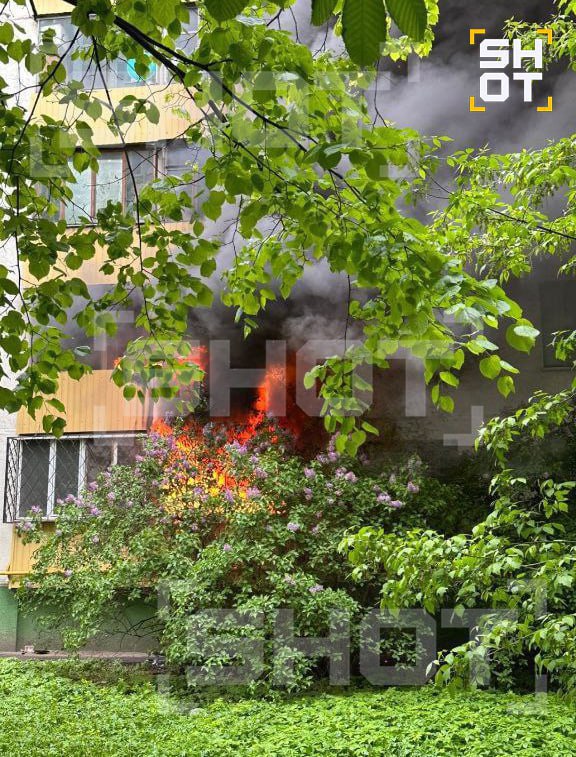 Люди заперты в огненной ловушке — горят 3 этажа дома в Печатниках. Полыхает девятиэтажка на улице Полбина. На место едут экстренные службы. Стали свидетелем важного события? Присылайте фото и видео в нашу предложку — . upd: Пожар потушили. В результате ЧП никто не пострадал.