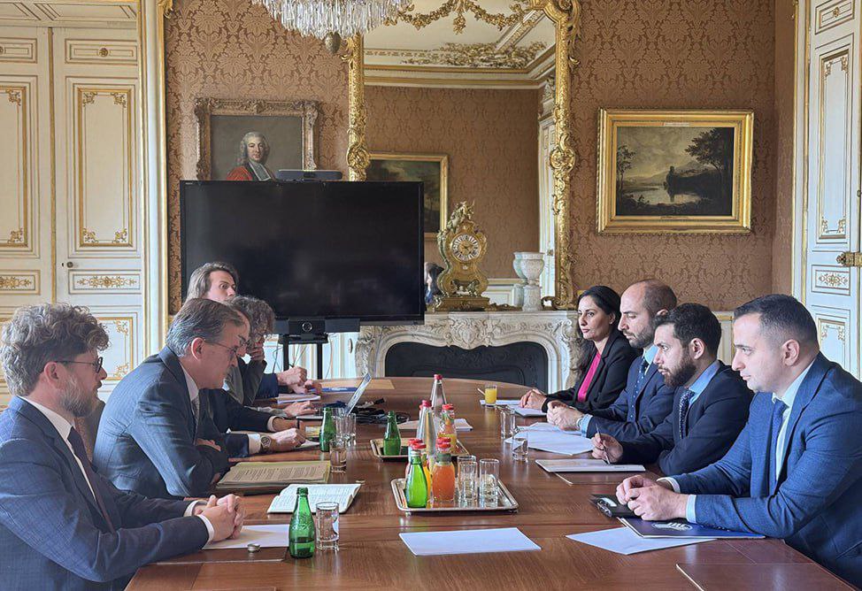 Ереван и Париж обсуждают стратегическое сотрудничество В Париже прошли политические консультации между МИД Армении и Франции Замглавы МИД РА Ваан Костанян и представитель французского МИД Брис Рокфёй обсудили Развитие сотрудничества в экономике инфраструктуре обороне и культуре Подготовку документа о стратегическом партнёрстве и сроки его подписания Взаимодействие в рамках международных организаций и ЕС Поддержку Францией Армении на международной арене Подписывайтесь на канал QristonyaHayer