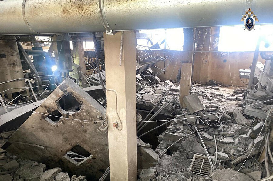 В Белогорском муниципальном округе два работника ООО Маслоэкстракционный завод Амурский предстанут перед судом за нарушение требований промышленной безопасности повлекшее смерть человека и причинение крупного ущерба предприятию Расследование которое проводил первый отдел СУ СК РФ по Амурской области завершено Следствием установлено что 28 января 2025 года на территории предприятия ООО Маслоэкстракционный завод Амурский осуществляющего производство продуктов из зерновых культур во время наполнения силоса соевым шротом для замера его уровня был привлечен аппаратчик мукомольного производства Начальник смены маслоэкстракционного цеха и мастер выбойного отделения пищевого шрота на которых возложены обязанности по соблюдению норм техники безопасности на предприятии не контролировали процесс наполнения силоса шротом не обеспечили функционирование системы аспирации для очистки воздуха от растительной пыли не контролировали использование работником надлежащей одежды обеспечивающей защиту от статического электричества В результате грубых нарушений требований промышленной безопасности и допущенной совокупности негативных факторов произошел проскок заряда статического электричества от одетой на работнике одежды что привело к воспламенению паров растворителя и взрыву взвеси смеси мелкодисперсной сои с воздухом в помещениях предприятия рассказали в СУ СК РФ по Амурской области От полученных в результате взрыва повреждений 33 летний работник скончался на месте происшествия а предприятию причинен крупный ущерб Следствием собран необходимый объем доказательств Уголовное дело с утвержденным прокурором обвинительным заключением направлено в суд Подпишись на Amur life Мы в МАХ