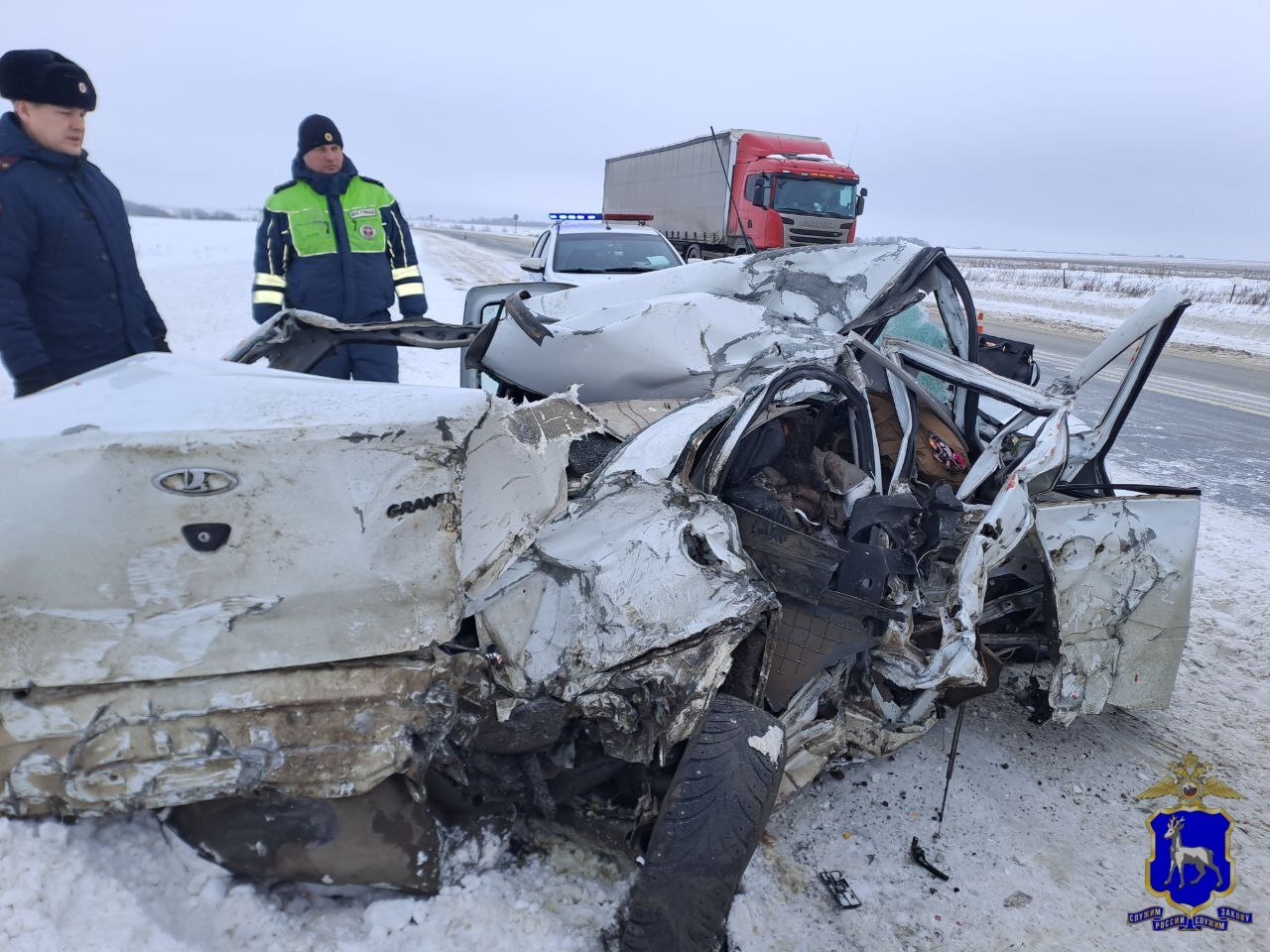 Смертельное ДТП в Красноярском районе На 377 километре автодороги Казань Буинск Ульяновск водитель автомобиля Lada Granta выехал на полосу встречного движения в месте где это разрешено ПДД и столкнулся с большегрузом На месте ДТП скончались два пассажира легкового автомобиля водитель и ещё один пассажир доставлены в больницу сообщает пресс служба ГУ МВД России по Самарской области Информация предварительная сейчас сотрудники полиции продолжают устанавливать все обстоятельства трагедии