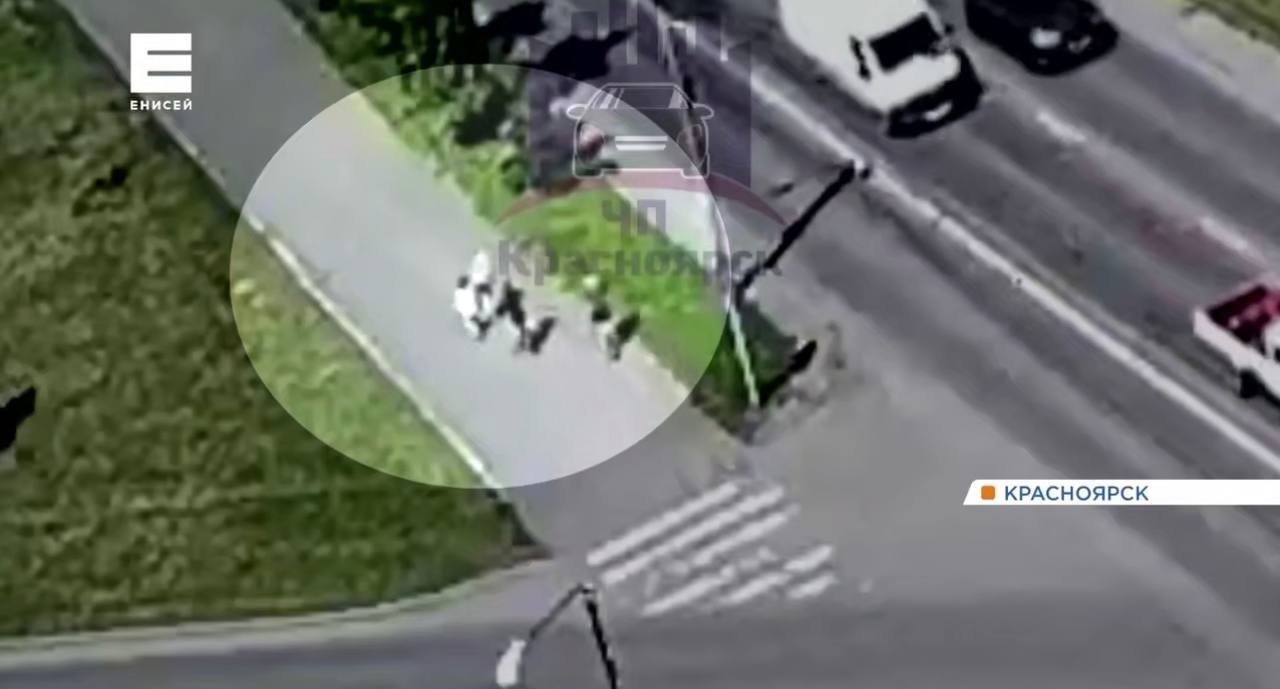 В Красноярске возбуждено уголовное дело по выявленному в соцмедиа сообщению о травмировании женщины в результате наезда водителем электросамоката В ходе мониторинга публичного пространства выявлена информация о том, что 08 июля 2025 года вблизи дома по улице Авиаторов города Красноярска 18-летний парень, передвигаясь на электросамокате, совершил наезд на женщину и ее дочь, которые шли по тратуару. В результате наезда женщине причинены телесные повреждения. По данному факту следственным отделом по Советскому району города Красноярска ГСУ СК России по Красноярскому краю и Республике Хакасия возбуждено уголовное дело по ч. 1 ст. 268 УК РФ нарушение правил, обеспечивающих безопасную работу транспорта . В настоящее время следователями СК проводится комплекс следственных действий, направленных на установление всех обстоятельств произошедшего.