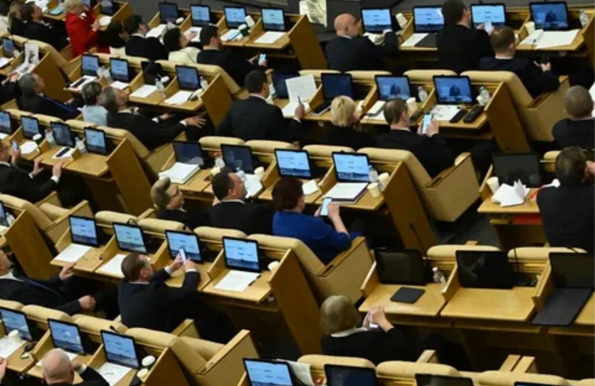 Сегодня на пленарном заседании ГД РФ Приняли законопроект который приостаналаливает срок действия результатов школьных олимпиад на то время пока их обладатель участвует в СВО Преимущественное право на обеспечение жильем получат дети родители которых погибли в СВО им вообще во всех отраслях необходима государственная поддержка Za Родину ДЕПУТАТ ЖУРАВЛЕВ