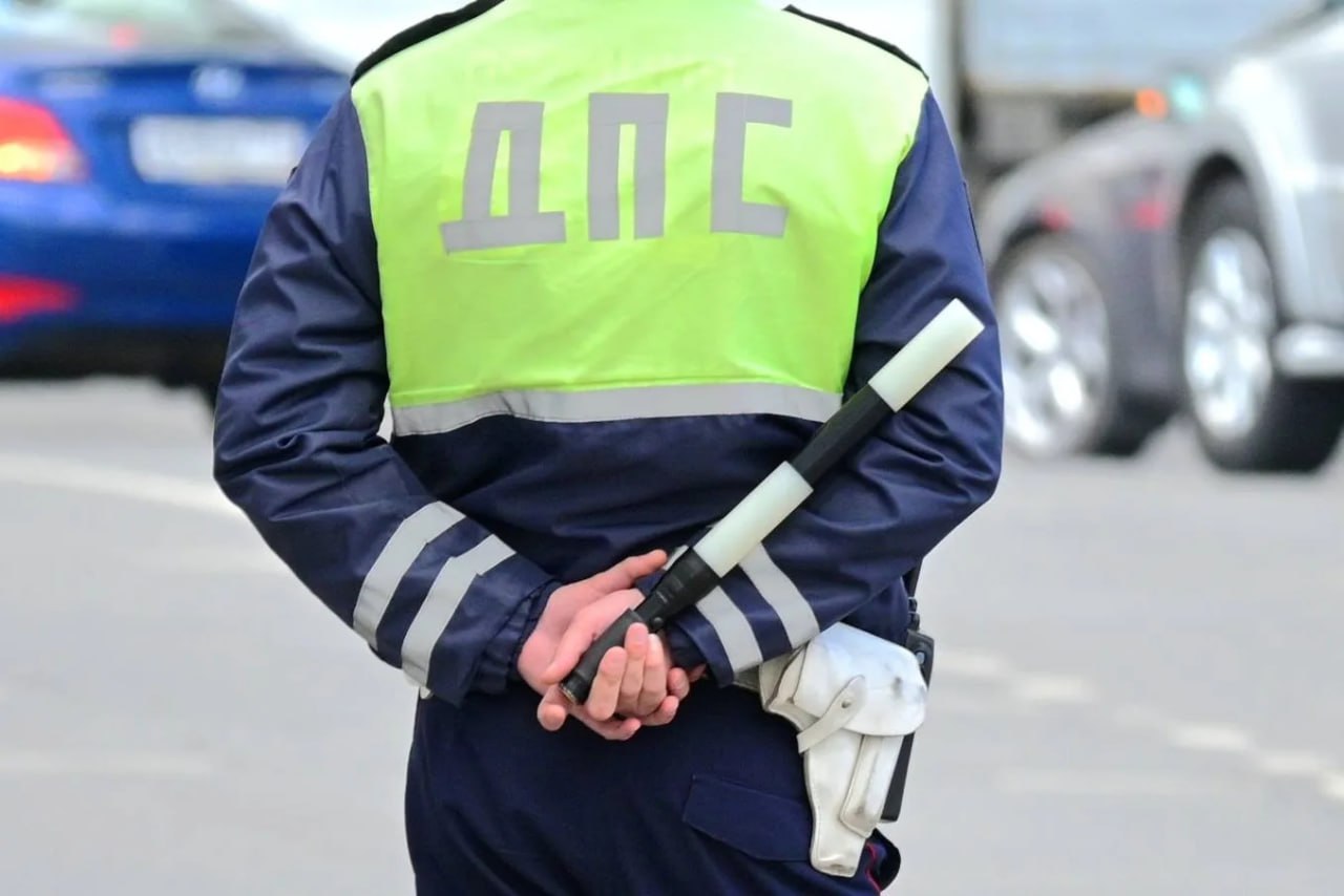 Экс-начальник ГИБДД Старого Оскола пойман на взятках По данным следствия, с июля 2023 по октябрь 2024 года бывший руководитель местной Госавтоинспекции закрывал глаза на нарушения ПДД директора коммерческой фирмы и его партнеров. Взамен получал услуги на сумму более 400 тысяч рублей — перевозку стройматериалов и чернозема на свой участок. Обвиняемый полностью признал вину и сотрудничает со следствием. Следователи уже подготовили ходатайство о домашнем аресте вместо заключения под стражу. Подписаться Написать нам