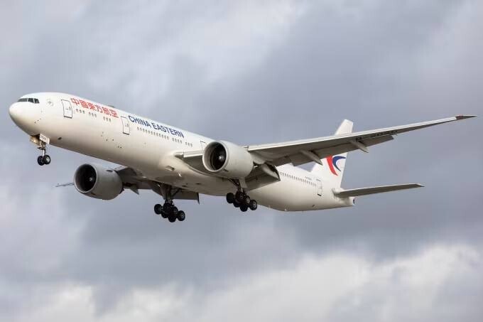 Китайский авиаперевозчик China Eastern запустит самый длинный прямой рейс в мире в декабре 2025 года он соединит Шанхай и Буэнос Айрес Протяжённость нового маршрута превышает 19000 км а время в пути составит до 29 часов Во время рейса также предусмотрена двухчасовая остановка в Новой Зеландии vc ru travel 2219249