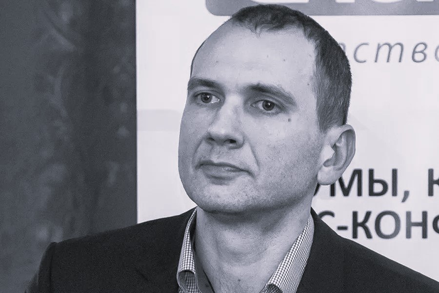 Бывшего замглавы Минтруда Алексея Скляра нашли мёртвым в его частном доме в Москве По данным Telegram канала SHOT он покончил с собой Перед смертью 50 летний экс чиновник разослал друзьям сообщение в котором обвинил жену в своей смерти Сегодня к Скляру в поселение Филимонковское приехали спасатели Дверь в дом была открыта а тело лежало у порога Следователи выясняют подробности смерти Премьер Михаил Мишустин отправил замглавы Минтруда в отставку в 2022 году На посту заместителя министра труда и соцзащиты Алексей Скляр был с 2018 года Чиновник занимался вопросами информационных систем и предоставления госуслуг в электронной форме Подписаться на Говорит Москва Telegram VK MAX