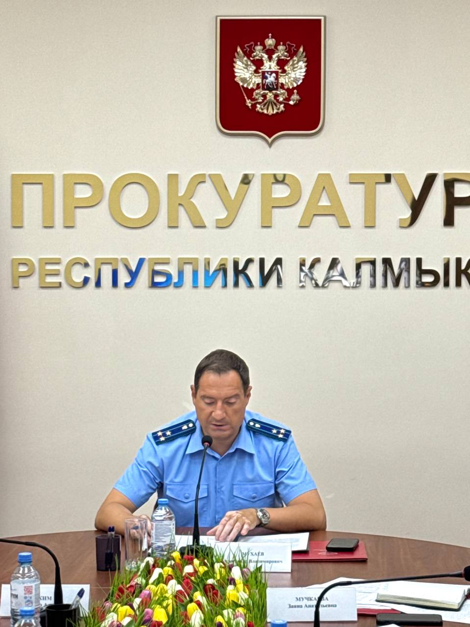 kalmprok - Прокуратура Республики Калмыкия В прокуратуре республики состоялось заседание межведомственной рабочей группы по взаимодействию в сфере защиты прав и интересов несовершеннолетних 08 августа 2025 года в прокуратуре Республики Калмыкия под председательством и.о. прокурора республики Александра Мухаева прошло заседание межведомственной рабочей группы по взаимодействию в сфере защиты прав и интересов несовершеннолетних. На заседании обсуждению подлежали вопросы реализации федеральных проектов капитального ремонта зданий общеобразовательных организаций, вопросы организации питания детей. В работе группы приняли участие представители министерства образования и науки республики, территориальные прокуроры, ответственные лица со стороны заказчиков, подрядных организаций, организаций, осуществляющих строительный контроль. Прокуратура республики ориентировала профильное министерство и территориальных п... Калмыкия #Калмыкия #Элиста #регион08 #ПрокуратураРК c источник