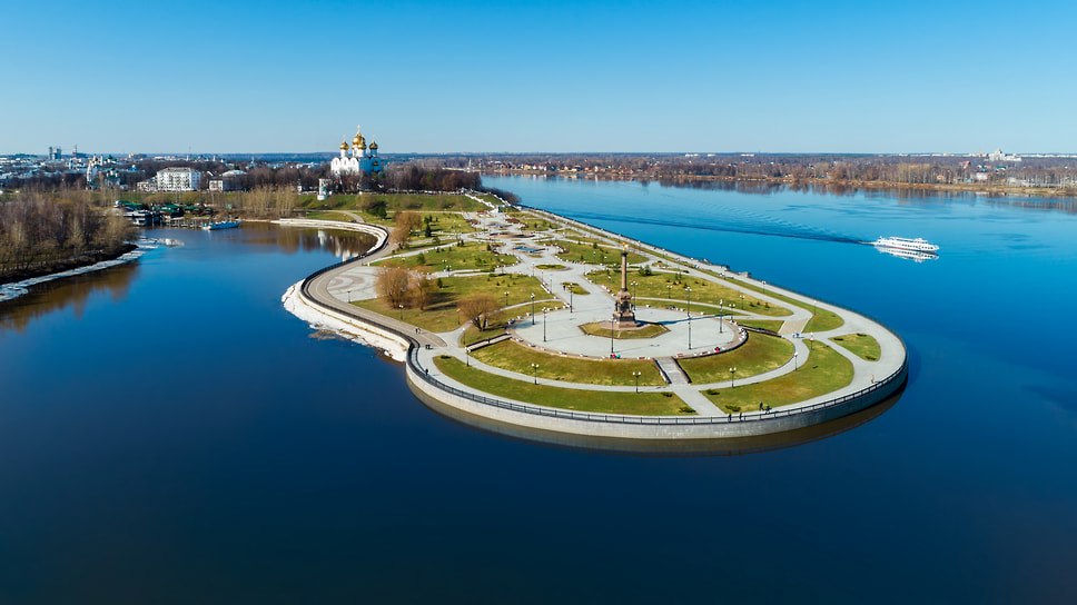15 мая на Стрелке в Ярославле с 12 до 19 часов запретят движение на велосипедах, самокатах и других средствах индивидуальной мобильности. Ограничения связаны с проведением легкоатлетической эстафеты в честь 80-летия Победы. «Просим соблюдать правила и заранее планировать маршрут» — Центр организации дорожного движения. Фото: Пресс-служба правительства Ярославской области Еще больше новостей — в Telegram-канале «Ъ-Ярославль»