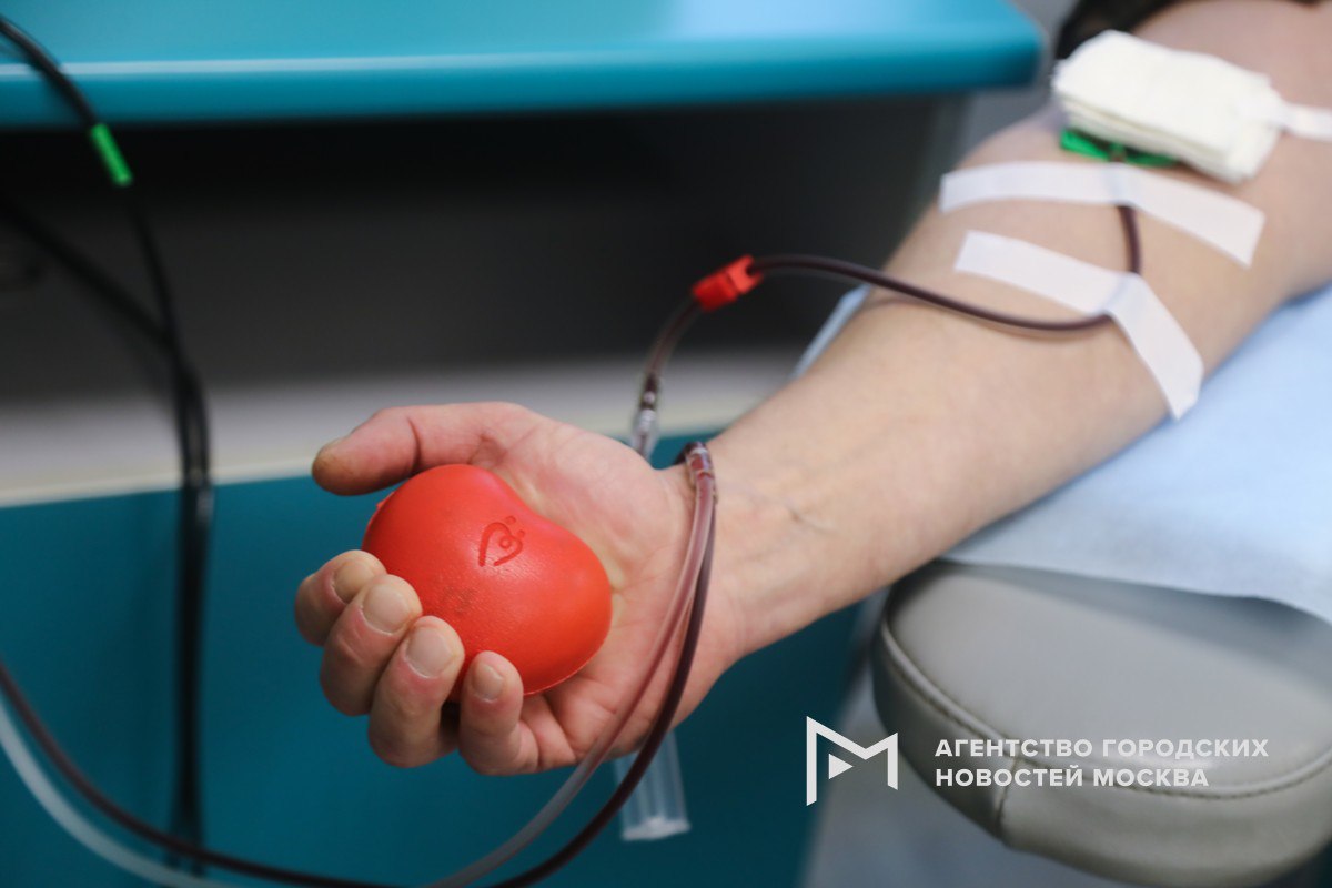 Центр крови имени Гаврилова с начала 2025 года провел более 200 выездных акций и выполнил около 13 тыс. донаций. Так удалось собрать около 6 тыс. литров донорской крови, необходимой для пациентов столичных клиник, рассказала заммэра Анастасия Ракова. «Москва»