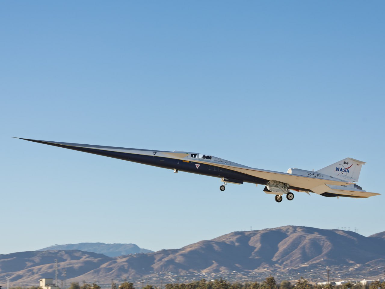 В США провели первый испытательный полёт сверхзвукового самолёта X 59 Он разработан компанией Lockheed Martin совместно с NASA Аппарат предназначен для полётов на сверхзвуковых скоростях с рекордно низким уровнем сопровождающего шума  В компании заявили что машина открывает путь к созданию нового поколения самолётов способных перевозить авиабомбы и крылатые ракеты пассажиров и грузы в два раза быстрее чем сейчас rusputnikmd 2