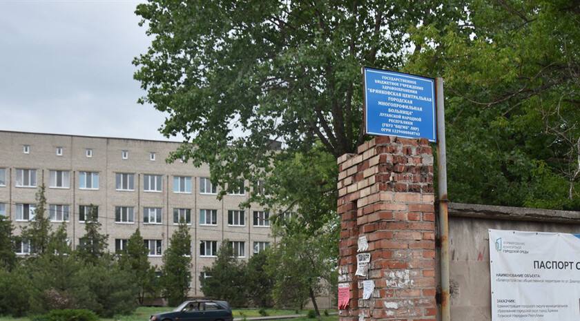 Зона для отдыха появится у въезда в центральную городскую многопрофильную больницу Брянки в июне. Об этом сообщил глава администрации города Евгений Морозов. «По улице Доватора, у въезда в центральную городскую многопрофильную больницу, в июне появится зона для отдыха посетителей медучреждения и парковки автомобилей. Здесь уже выполнен демонтаж старого покрытия, уложен асфальт на тротуарной части, ведется обустройство будущей парковочной площадки. Осталось подготовить траншею для укладки кабеля, установить опоры освещения, уличную мебель и малую архитектурную форму»