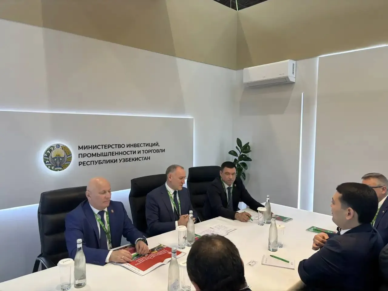 Прошла рабочая встреча с заместителем хокима Хорезмской области Республики Узбекистан Алишером Шерзодовичем Дусчановым В мероприятии также приняли участие заместитель Председателя Правительства Омской области Андрей Викторович Шпиленко и министр промышленности и торговли Омской области Андрей Васильевич Посаженников Обсудили вопросы сотрудничества по всем направлениям в частности по сельскому хозяйству Усиливаем развитие взаимоотношений между двумя областями
