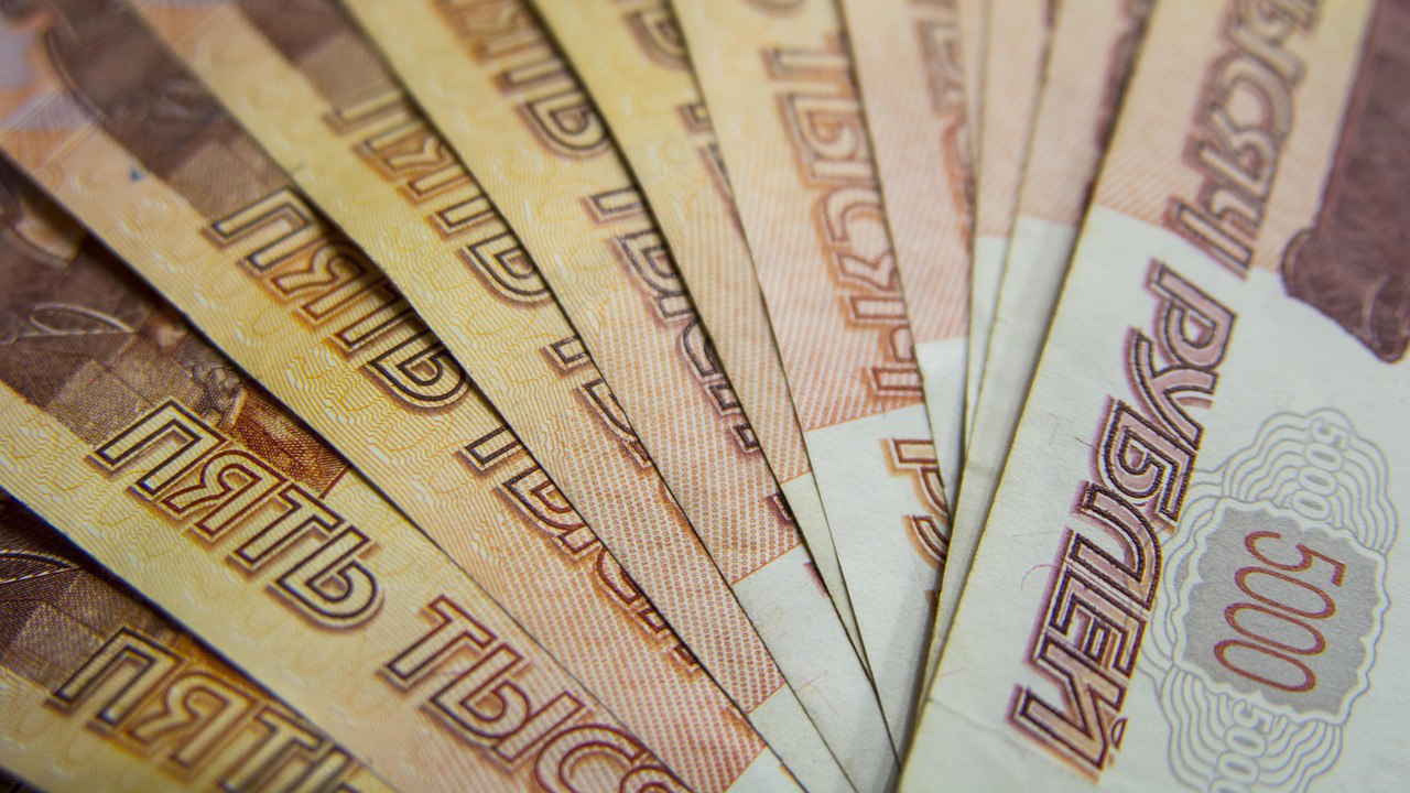 Экс-директор фонда капремонта осужден за мошенничество на 3,9 млн рублей Суд в Ставрополе вынес приговор бывшему гендиректору фонда капитального ремонта и заместителю гендиректора ООО СК «Феникс». В 2018 году эти организации заключили договоры на ремонт общего имущества многоквартирных домов в Невинномысске, Светлограде и Ессентуках. Фактически работы выполняла субподрядная организация. Не желая производить полную оплату выполненных работ, осужденные сообщили ложные сведения о предбанкротном состоянии ООО СК «Феникс». После этого руководитель фонда капремонта убедил директора субподрядной организации подписать дополнительные соглашения о проведении с ним полного расчета. В результате субподрядчик получил ущерб на сумму более 3,9 млн рублей. Суд назначил обоим фигурантам 3 года лишения свободы в колонии общего режима, сообщили в СУ СК России по региону. Также суд частично удовлетворил гражданский иск потерпевшей стороны, постановив взыскать со злоумышленников причиненный ущерб.