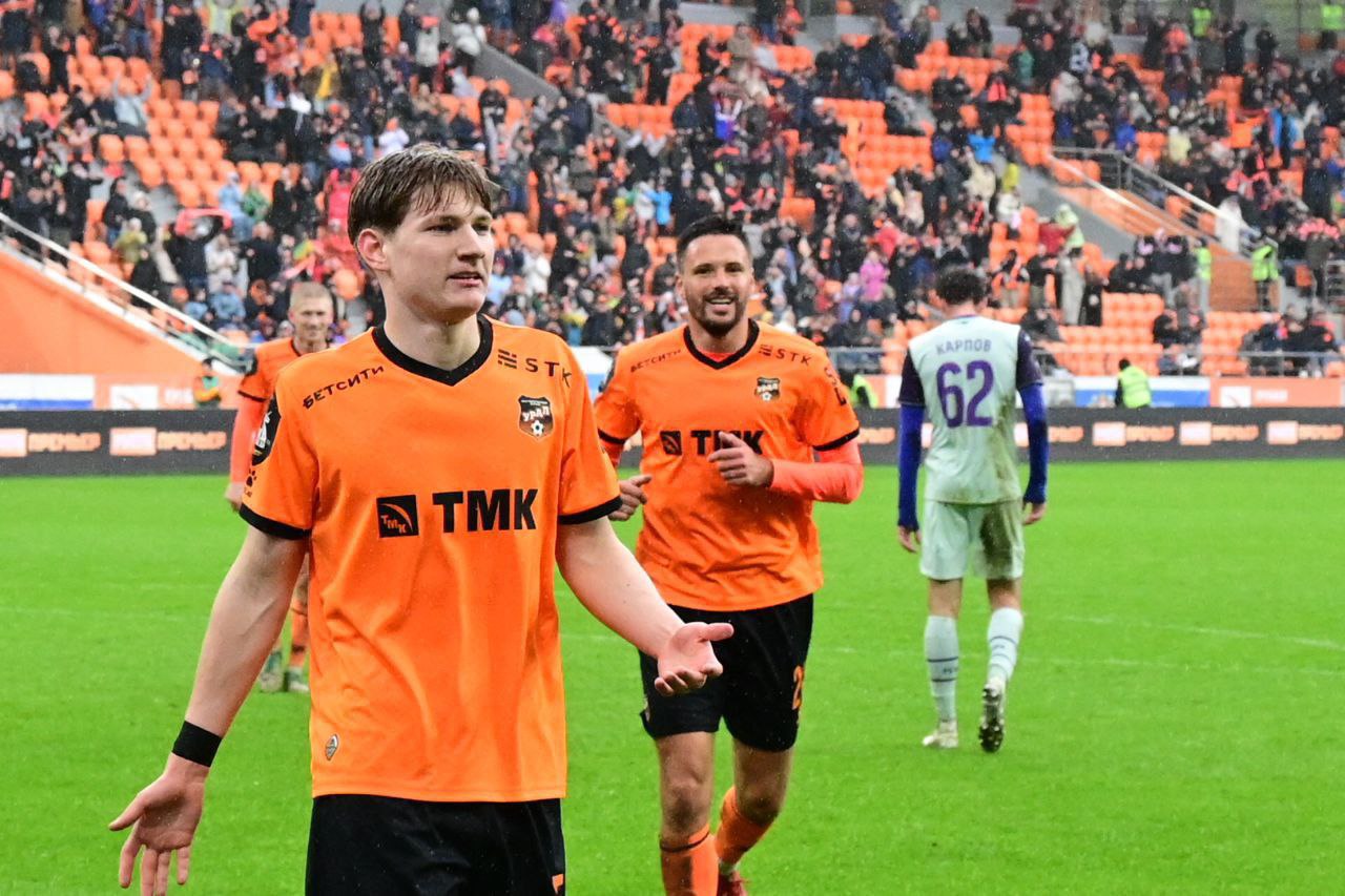 «Урал» обыграл «Уфу» 2:1 и сократил отставание от зоны стыковых матчей до четырех очков В первом тайме команды не смогли отличиться, зато во втором порадовали зрителей голами. Мартин Секулич и Максим Воронов забили по разу и создали своей команде комфортный задел. В компенсированное время Илья Черняк дальним ударом сократил отставание «Уфы», но на большее гостей не хватило — 2:1 в пользу «Урала». За два тура до конца сезона екатеринбуржцы по-прежнему располагаются на пятой строчке в турнирной таблице, но сократили отставание от «Сочи» до четырех очков и сохраняют шансы попасть в зону стыковых матчей. Следующий матч «Урал» проведёт 18 мая на выезде против «Тюмени». Павел Ворожцов, «Областная газета»