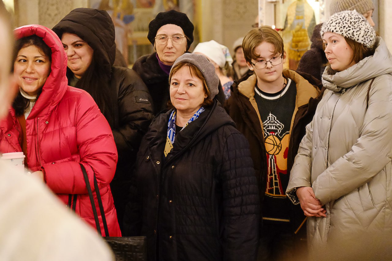 В канун Богоявления митрополит Алексий совершил всенощное бдение в Христорождественском соборе  Вечером 18 января, в канун праздника Святого Богоявления, митрополит Челябинский и Миасский Алексий совершил всенощное бдение с литией в крестильном храме челябинского собора Рождества Христова.  Богослужение прошло при большом стечении прихожан, в праздничной, радостной атмосфере. Многократно были пропеты тропарь Крещения, славление и другие песнопения.  Был прочитан отрывок из Евангелия от Марка  Мк.1:9-11 , в котором говорится о крещении Иисуса Христа в Иордане Иоанном Крестителем.   В проповеди клирик собора иерей Симеон Лаптев рассказал об обстоятельствах Крещения Господа в водах Иордана, описанных в Евангелии: «Явлена была Святая Троица: звучит голос Бога Отца, Сын Человеческий принимает Крещение и на Него снисходит Святой Дух в виде голубя».  Во время чтения канона правящий архиерей помазал верующих освященным елеем. Прихожанам раздали освященный хлеб.