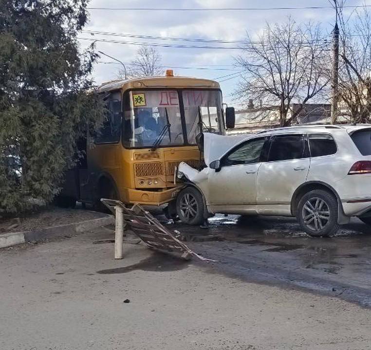 Внедорожник врезался в школьный автобус на проспекте Труда   На момент ДТП пассажиров в ПАЗе не было. Водителя Volkswagen доставили в больницу, однако там он скончался.