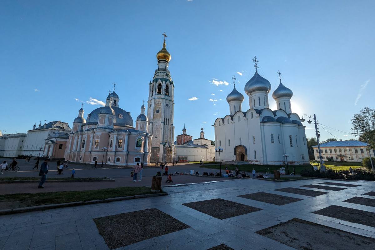 Правительство Вологодской области при поддержке компании «ФосАгро» проведет масштабную работу по преображению Кремлевской площади в Вологде. Уже в мае специалисты приступят к замене старых подземных инженерных коммуникаций, проходящих через центральную площадь города. Главным украшением и началом площади Вологодского Кремля станет памятник Ивану Грозному, чье имя неотъемлемо связано с историей областной столицы. Его установят со стороны проспекта Победы, взор царя будет обращен к Софийскому собору и Воскресенскому кафедральному собору.