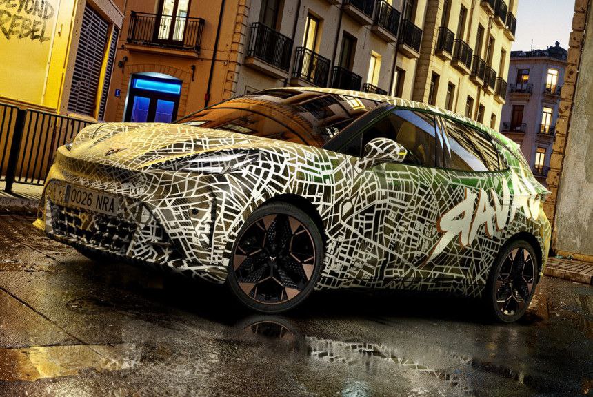 Хэтчбек Cupra Raval станет первенцем нового семейства Volkswagen ID Polo Volkswagen ID Cross и Skoda Epiq должны встать на конвейер в следующем году однако первой серийной моделью в этом семействе недорогих электромобилей на платформе MEB окажется совсем другая машина Роль пионера концерн Volkswagen отдал компактному хэтчбеку Cupra Raval Он должен стать серийным уже в самом начале 2026 года Хотя на мюнхенской выставке IAA показан только предсерийный экземпляр в пестром камуфляже Подробности autoreview ru news hetchbek cupra raval stanet pervencem novogo semeystva автоновости cupra Авторевю