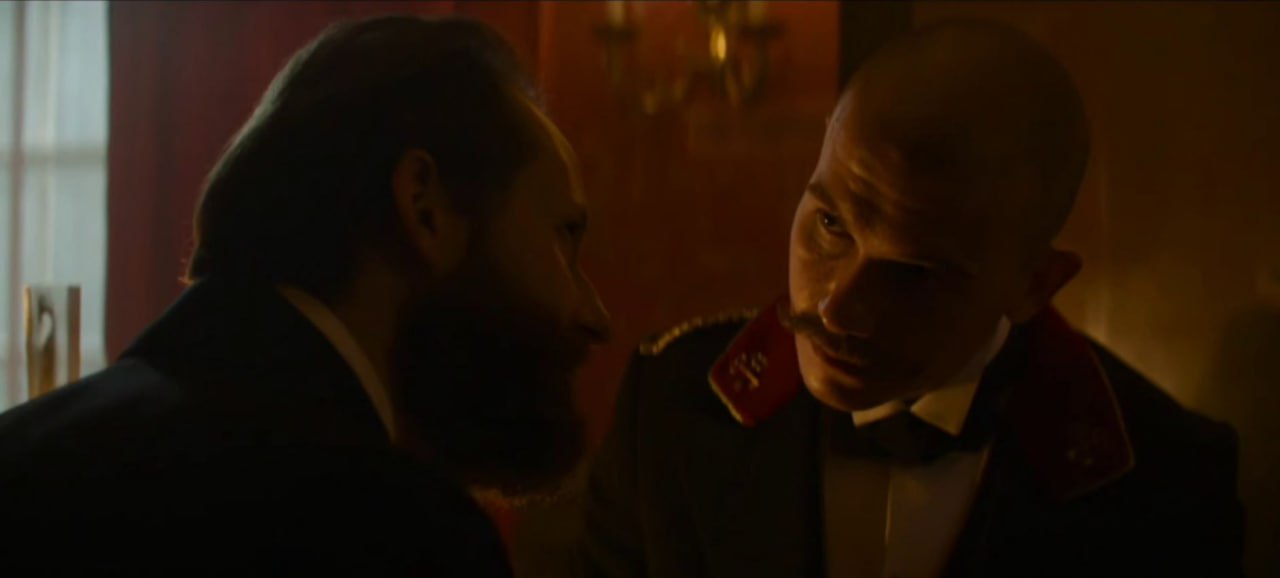 Прощание с солистом Shortparis Николаем Комягиным пройдет завтра в Петербурге Как сообщила менеджер группы Марина Косухина церемония начнется в 11 часов в Феодоровском соборе похоронят музыканта на Смоленском кладбище Ранее сегодня режиссер Кирилл Серебренников опубликовал не вошедший в финальную версию фильма Жена Чайковского эпизод в котором в небольших ролях снялись Комягин и другие участники Shortparis Этого фрагмента нет ни в прокатной ни в режиссерской версии Серебренников назвал его Красная комната и посвятил памяти Комягина Подписывайтесь на Подъём