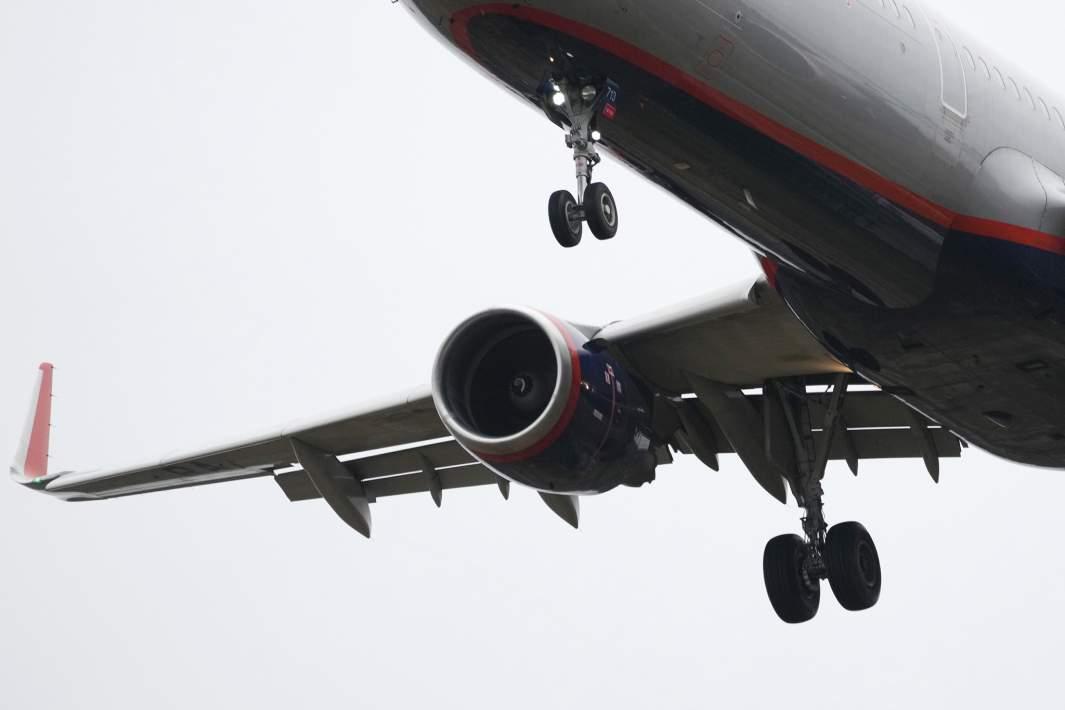 Российские авиакомпании в 2026 году планируют расконсервировать часть старых самолетов пишут Известия В программу входят Ту 204 214 Ил 96 и Ан 148 В Ростех сообщили что из 12 лайнеров уже восстановлены и переданы 10 В 2026 2027 годах авиакомпаниям передадут еще два Ту 204 Программа продлена до 2027 года Также планируется вернуть в строй иностранные борта Количество Boeing 747 на регулярных рейсах может удвоиться Авиакомпания Россия планирует добавить еще два Boeing 747 ранее находившихся на хранении после банкротства Трансаэро tipical vizovik