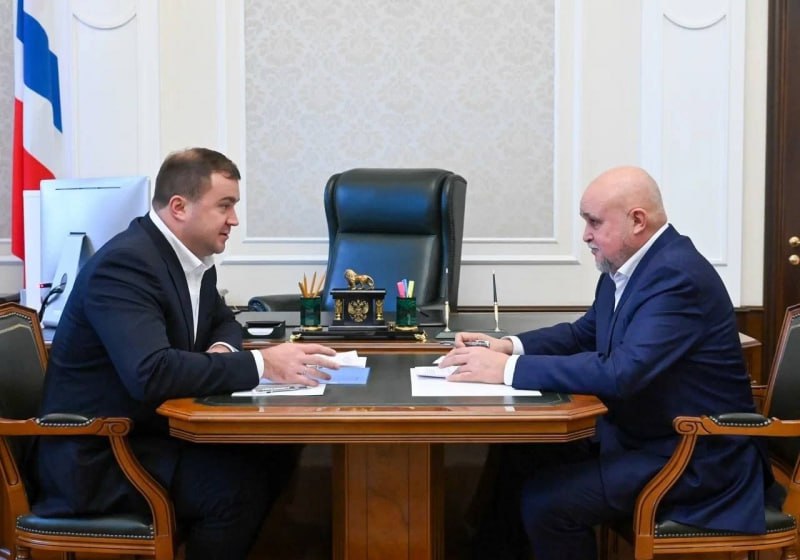 Цивилев и Хоценко обсудили готовность Омской области к зиме Министр энергетики России Сергей Цивилев в ходе визита в Омск провёл встречу с губернатором Виталием Хоценко Главной темой стала подготовка региона к осенне зимнему периоду Омская область впервые за 12 лет получила паспорта готовности к отопительному сезону во всех муниципалитетах За лето и осень провели масштабный ремонт теплосетей работы продолжатся и в 2026 году Также обсудили газификацию севера региона В декабре планируется запустить ГРС Тарская которая обеспечит газом Тарский Знаменский и Тевризский районы