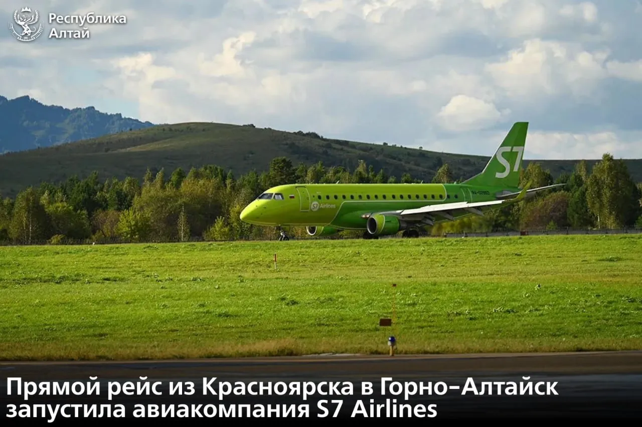 Международный аэропорт Горно Алтайск принял первый прямой регулярный рейс из Красноярска авиакомпании S7 Airlines Самолёт Embraer 170 вылетел из Красноярска с полной загрузкой пассажирами первого рейса стали 76 человек Прямые перелёты по маршруту Красноярск Горно Алтайск Красноярск будут выполняться два раза в неделю до конца августа текущего года Вылет из Красноярска по четвергам и субботам из Горно Алтайска по средам и воскресеньям Время в пути между городами составит один час и 25 минут Отметим что сегодня из аэропорта Горно Алтайск выполняются рейсы девяти авиакомпаний по 13 внутренним направлениям Москва Санкт Петербург Новосибирск Казань Екатеринбург Уфа Красноярск Омск Чита Сургут Оренбург Пермь Иркутск Подписаться в МАХ