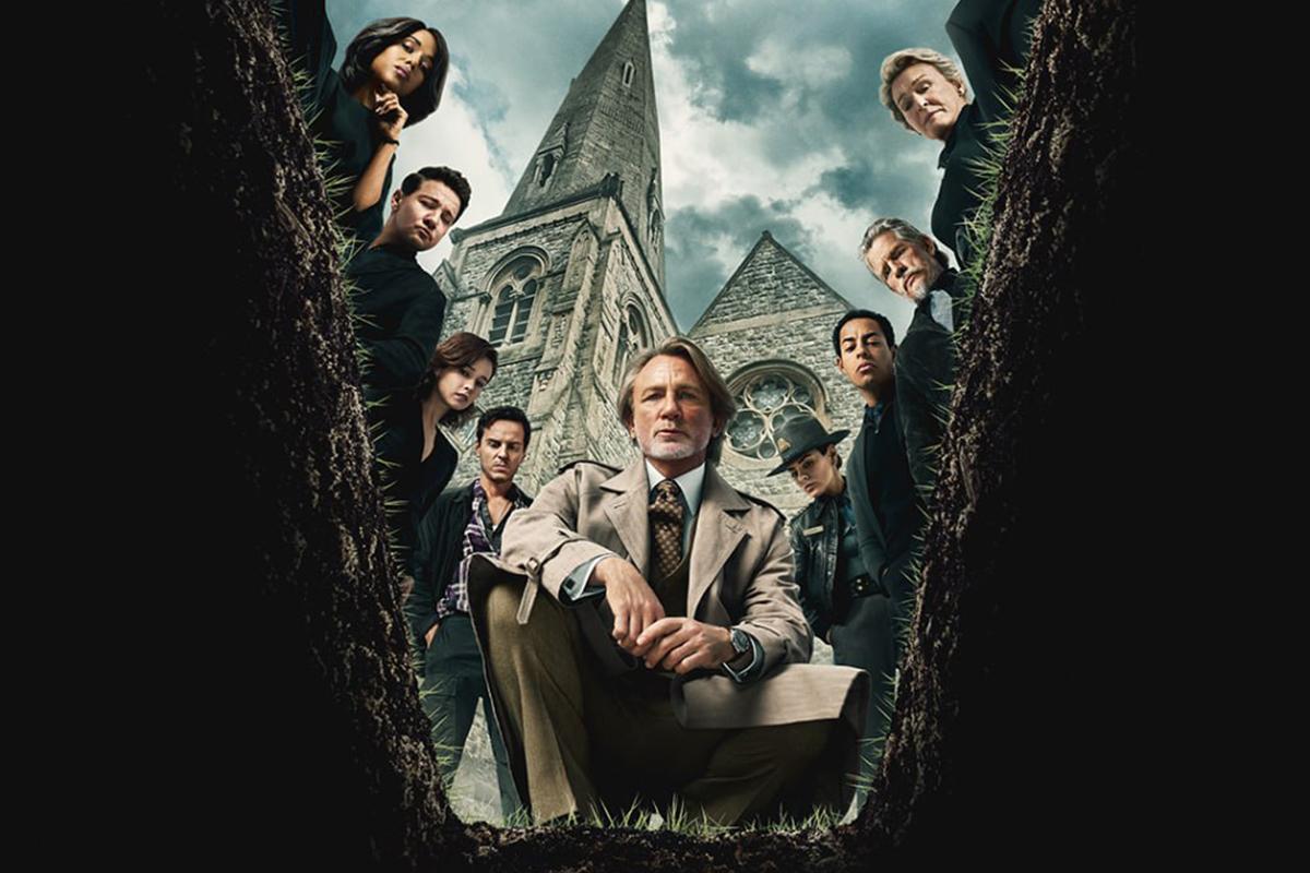 Появился в Сети новый трейлер Достать ножи проснись мертвец невозможное преступление для детектива Дэниела Крейга играющего детектива Бенуа Бланк История расследования убийства священника монсеньора Джефферсона Уикса Джош Бролин обладателя огромного семейного состояния Это и есть то что Блан называет совершенно невозможным преступлением в запечатанной комнате Подозреваемых в крошечном сообществе более чем достаточно Недавно прибывший священник Джад Дюплентиси Джош О Коннор который не заботился о монсеньоре и ненавидел его кишки А также другие красочные личности такие как преданная церкви леди Марта Делакруа Гленн Клоуз осторожный садовник Самсон Холт Тома Хэйден Черч А помогает Блану в расследовании начальник полиции Джеральдин Скотт Мила Кунис специально вызванная детективом чтобы более красочно раскрывать закупоренную смерть Нам очень повезло что каждый из наших фильмов собрал моих любимых актеров на планете говорит режиссер Райан Джонсон Бюджет Достать ножи 3 составил 210 млн долларов Любовь дорогого стоит