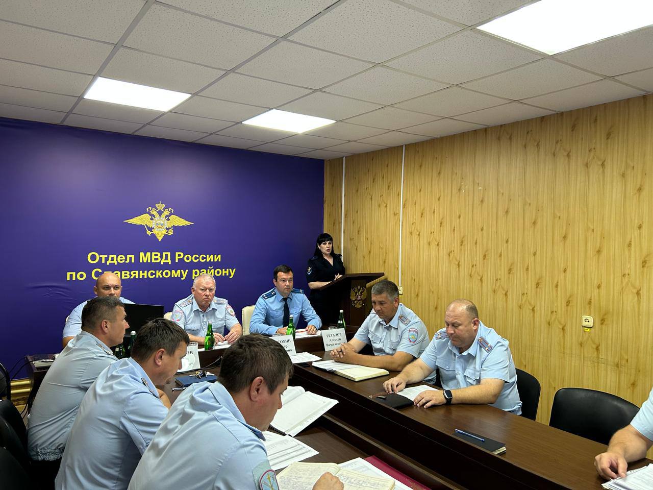 Руководством Славянской межрайонной прокуратуры принято участие в подведении итогов работы отдела МВД России по Славянскому району за первое полугодие 2025 года В ходе состоявшегося совещания заслушаны отчеты о проделанной работе, проанализирована деятельность подразделений органа внутренних дел, а также расследования уголовных дел. Обсуждены наиболее важные и требующие осуществления согласованных действий мероприятия и определены первоочередные задачи в сфере противодействия преступности. Заместителем Славянского межрайонного прокурора Алексеем Геталовым дополнительно обращено внимание должностных лиц отдела полиции на необходимость активизации работы по профилактике, выявлению преступлений, совершенных с использованием информационно-телекоммуникационных технологий и в сфере компьютерной информации. По итогам состоявшегося мероприятия выработаны алгоритмы предстоящей работы, определены ответственные лица и контрольные сроки исполнения.