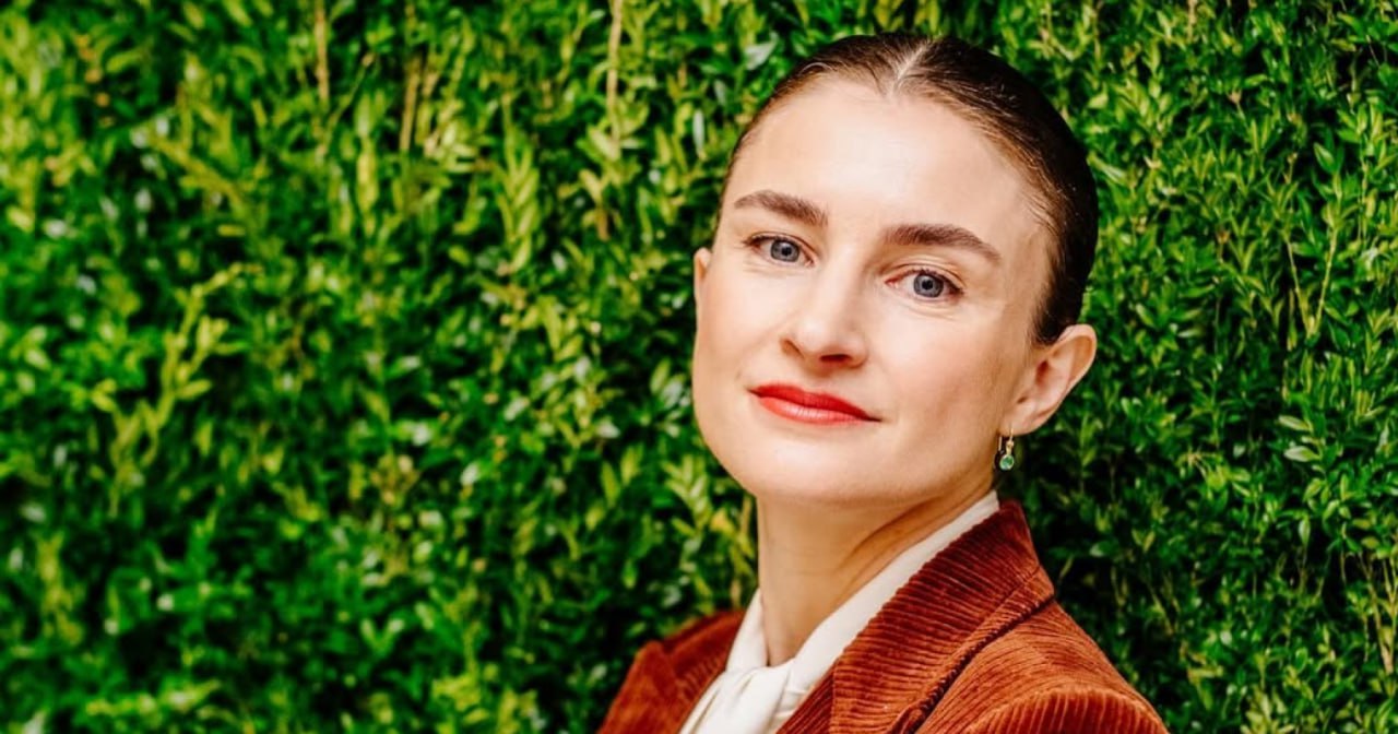 Главой редакционного контента Vogue US стала Хлоя Маль Анна Винтур которая ранее занимала пост главного редактора остается глобальным редакционным директором издания Хлое Маль 39 лет Она дочь французского режиссера Луи Маля и актрисы Кэндис Берген символично что в сериале Секс в большом городе Берген играла главного редактора Vogue и наставницу Кэрри Брэдшоу В Vogue Маль пришла в 2011 году Сначала она сотрудничала с журналом как редактор социальных сетей затем как внештатный автор а в 2023 возглавила сайт издания Также Маль писала для The New York Times The Wall Street Journal Architectural Digest и Town Country Один из последних материалов Маль интервью с Лорен Санчес для диджитал обложки Vogue Ранее наиболее вероятными преемницами Винтур считались Ева Чен и Чиома Ннади однако по словам источников обе отказались менять текущие места работы кадровые перестановки theblueprintcareer