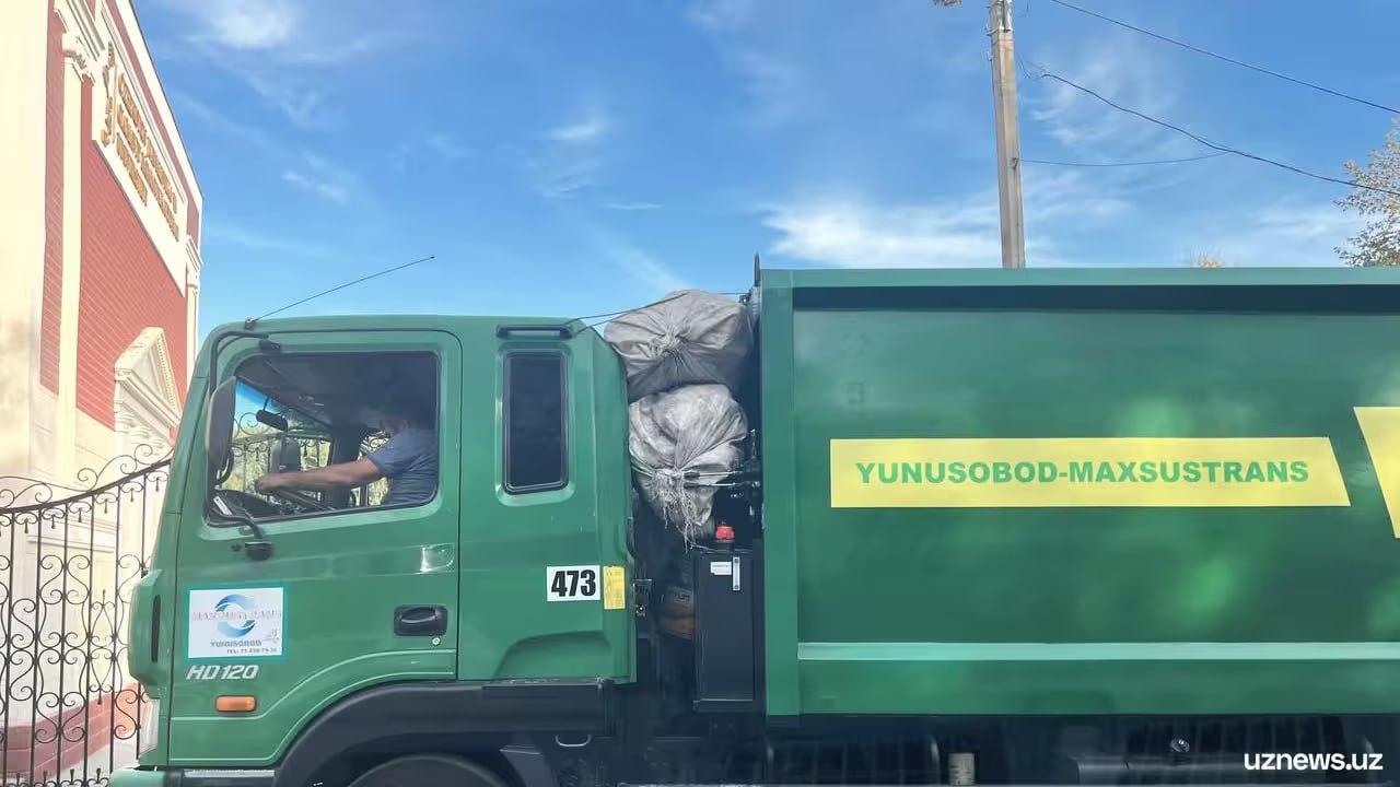 В Ташкенте запущена платформа Tozapoytaxt для контроля вывоза мусора и приема жалоб Платформа показывает движение мусоровозов в реальном времени и принимает жалобы граждан С 2026 года через неё можно будет отслеживать прибытие спецтехники в каждой махалле и оценивать качество услуг   uznews uz ru news 104805 uznews