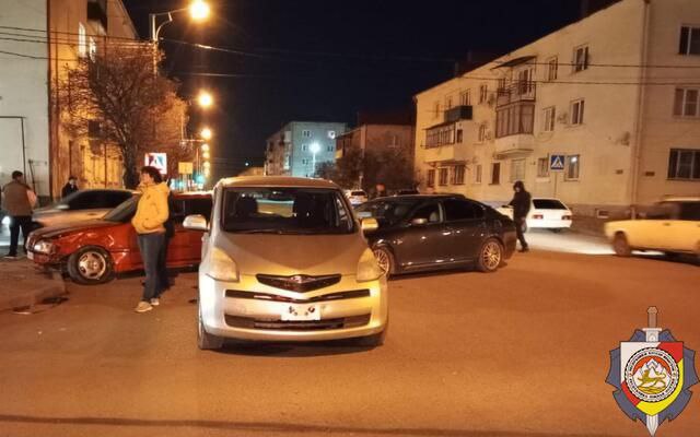 ДТП с участием трех автомобилей произошло в Цхинвале, пострадавших нет  Авария произошла на перекрестке улиц Октябрьская-Таболова, сообщает пресс-служба МВД республики.   Предварительно, водитель автомобиля Mercedes не справился с управлением и врезался в Lexus. От удара Lexus столкнулся с припаркованным автомобилем Toyota.  Сотрудники УГИБДД выясняют обстоятельства аварии.