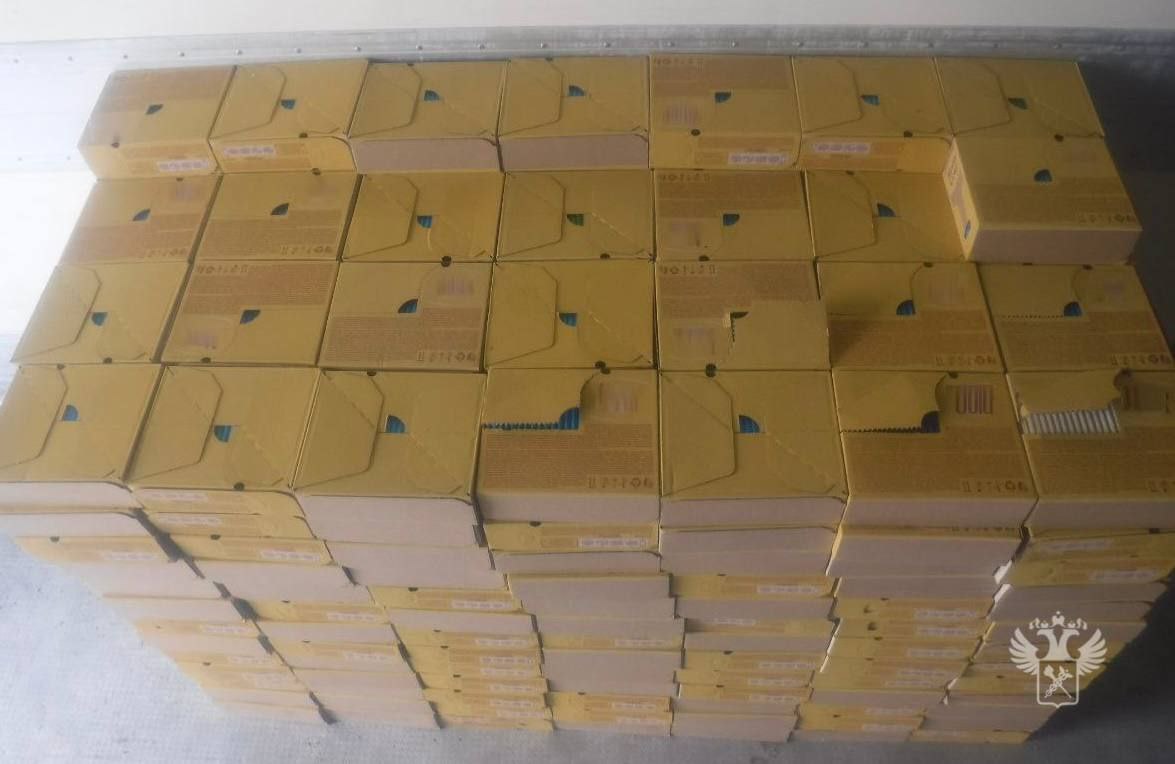 Таможенники на Алтае задержали партию шоколада украинского производства весом в 714 кг сообщила пресс служба ведомства Грузовик направлялся в Россию из Казахстана в кузове находились 372 картонные коробки с плиточным шоколадом Продукция из Украины находится под санкциями и запрещена к ввозу в РФ отметили в ФТС Подпишитесь на Ведомости