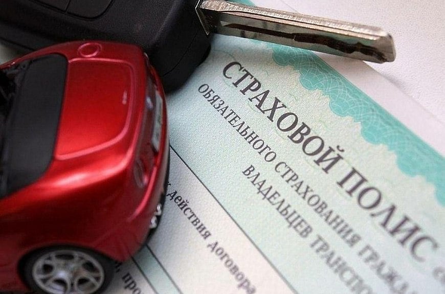 С 1 января 2025 года вступает в силу обязательное страхование автогражданской ответственности   ОСАГО   на территориях ЛНР, ДНР, Херсонской и Запорожской области.   ОСАГО - это вид страхования ответственности за причинения ущерба третьим лицам при дорожно-транспортных происшествиях. Гражданам предпринимателям необходимо своевременно оформить полис ОСАГО.   Управление автомобилем без обязательного оформления ОСАГО запрещено.  Статьей 12.37 КоАП РФ установлена административная ответственность за отсутствие ОСАГО в виде штрафа в размере от 500 до 800 рублей.  При продлении полиса, необходимо обратить внимание на тот факт, что новый полис начинает действовать через 3 дня с момента оформления. Электронный полис можно оформить без посещения офиса страховой компании - в отделениях МФЦ ЛНР размещены баннеры с QR-кодом, который можно воспользоваться для перехода в систему для оформления ОСАГО. Оформить ОСАГО можно как онлайн, так и в офисах страховых компаний.