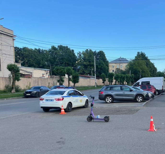 В Кирове 17-летний водитель электросамоката сбил пенсионерку Происшествие случилось в среду, 18 июня, у дома №5 по улице Горького в Кирове. Об этом сообщили в региональной Госавтоинспекции. Авария произошла в 16:25. По предварительным данным, 17-летний молодой человек – водитель электросамоката совершил наезд на 83-летнюю женщину – пешехода. В результате происшествия пешеход получила травмы. Фото: