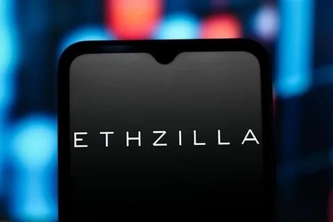 Компания ETHZilla продала часть эфиров для выкупа акций Организация ETHZilla активно накапливающая запасы криптовалюты Ethereum ETH осуществила продажу цифровых активов на сумму 40 млн для последующего выкупа собственных акций Эта операция представляет собой первый случай среди компаний с крупными резервами в ETH принявшими решение распродать часть накопленных резервов Цель инициативы заключается в восстановлении соответствия между стоимостью акций ETHZ на рынке и реальной оценочной стоимостью принадлежащих ей запасов эфириума которые превышают общую капитализацию компании После начала программы по выкупу акций их стоимость выросла более чем на 40 превысив уровень 23 хотя текущая цена остаётся значительно ниже исторического максимума в августе 175