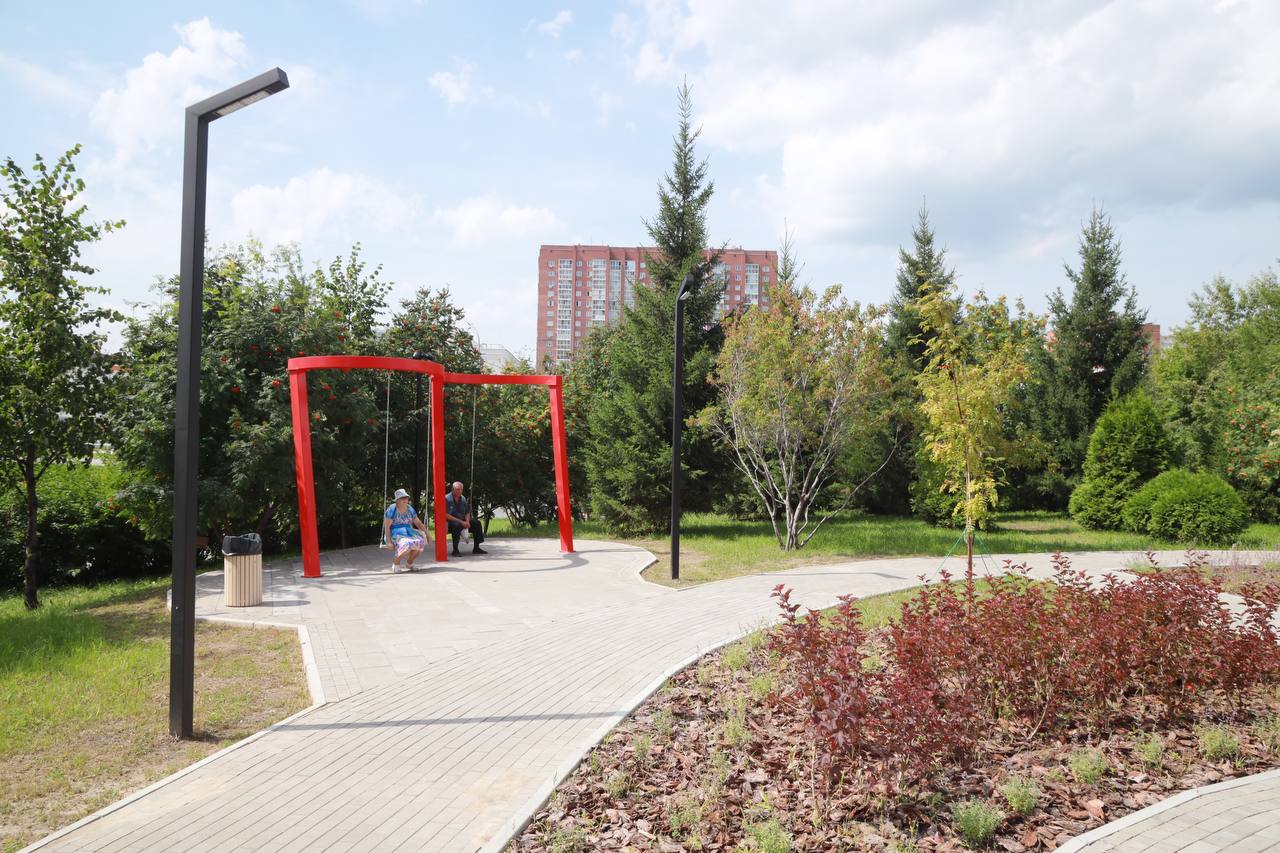 В микрорайоне «Родники» после масштабного благоустройства открыли сквер Влюблённых Благоустройство шло в два этапа. Обновлены входная группа, освещение, покрытия, газоны, высажены деревья и цветы, установлены качели и малые архитектурные формы. Проект стал хорошим примером государственно-частного партнёрства — работы велись по благотворительному соглашению. Территория передаётся на обслуживание «Горзеленхозу», — об этом сообщил в телеграм-канале мэр Максим Кудрявцев. Перед началом работ, в июле 2024 года, на портале «Зеленый Новосибирск» были проведены общественные обсуждения, жители смогли высказать свои пожелания по благоустройству. Особенностью сквера стал арт-объект в виде мини-копии пешеходного моста, который считается негласным символом Родников. Разработчики проекта приняли такое решение в дань уважения первым застройщикам микрорайона.