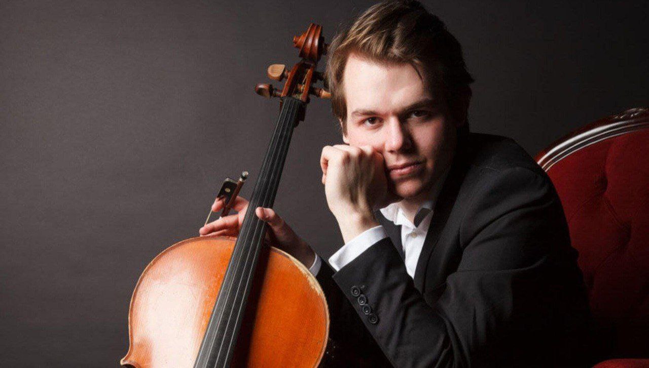 В Омске стартует конкурс молодых музыкантов с призом в миллион рублей Сегодня открывается III Межрегиональный открытый конкурс исполнителей на струнно смычковых инструментах имени Вильгельма Шпета По итогам отбора в очных турах выступят 200 музыкантов в возрасте от 7 до 23 лет со всей страны сообщает пресс служба Минкульта Лауреаты получат денежные премии и статуэтки в виде музыкальных инструментов а обладателю Гран при вручат 1 миллион рублей Отдельные награды предусмотрены для педагогов и концертмейстеров В первый день участников ждут регистрация и жеребьёвка а вечером в Концертном зале Омской филармонии состоится концерт открытие с участием членов жюри и Омского академического симфонического оркестра Конкурс продлится до 15 февраля прослушивания будут проходить в Органном и Концертном залах филармонии вход для зрителей свободный Om1 Омск в MAX