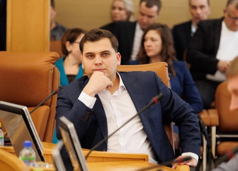 Запрет на митинги, введённый в Красноярском крае во время пандемии, не собираются отменять. Об этом рассказал депутат горсовета Иван Петров, который направлял губернатору Михаилу Котюкову запрос с просьбой отменить коронавирусные ограничения.  Ответ, полученный от краевых властей, депутат опубликовал в своём телеграм-канале. В нём сказано, что в регионе всё ещё нельзя проводить публичные, культурные, развлекательные и просветительские мероприятия. При этом в документе уточняется, что запрет не распространяется на официальные мероприятия, которые проводят органы власти или проходят при их участии.  «Уже почти прямым текстом написали, что дело уже давно не в эпидемии, а в политике», – пишет депутат.  Подробнее — на Бабре  #красноярск